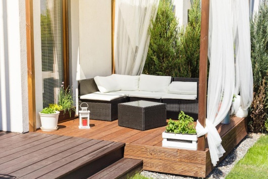 rideau autour d'une pergola