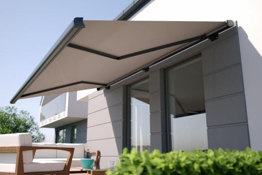 store banne apporte de l'ombre à une terrasse