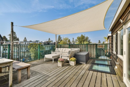voile ombrage au dessus terrasse
