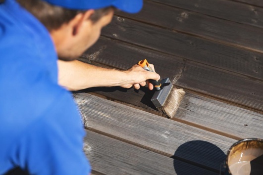 Application de xylophène sur une terrasse en bois