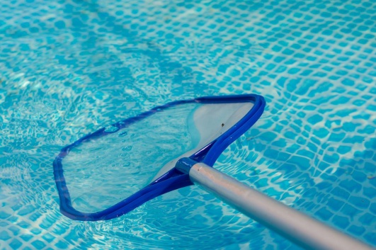 nettoyer la piscine avec epuisette