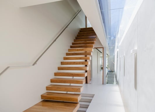 Escalier en bois vu d'en bas