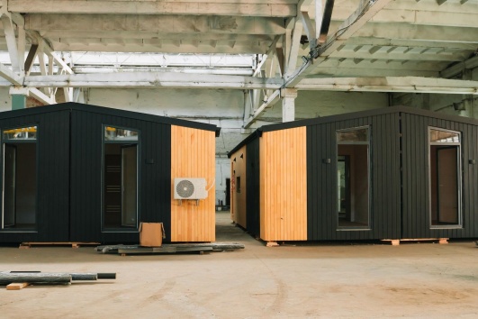 Maison modulaires dans un entrepôt, prêtes à être livrées et installées