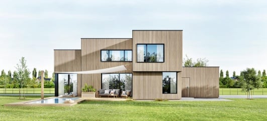 Maison modulaire avec deux étages et une piscine