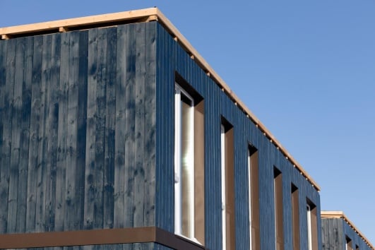 Maison modulaire en bois avec plusieurs fenêtres