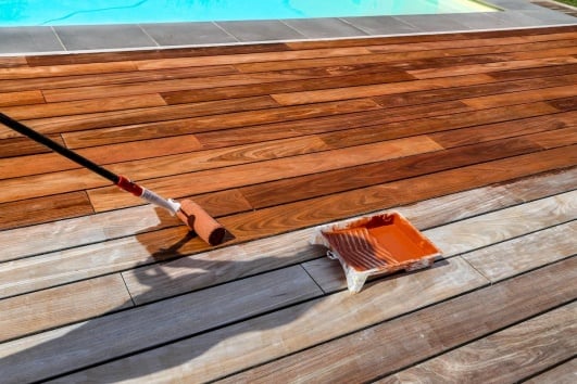 Application de lasure sur une terrasse en bois