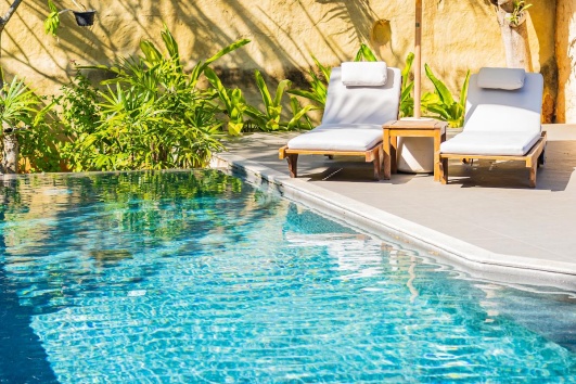 Piscine avec terrasse ensoleillée