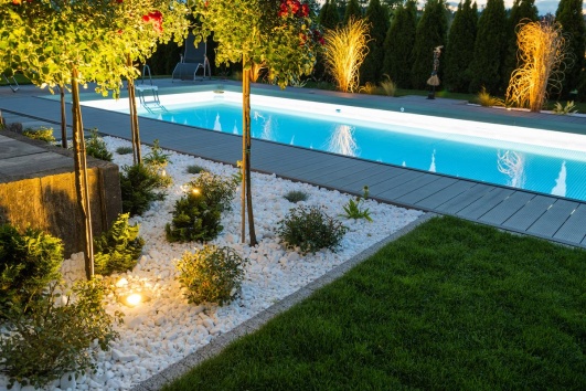 Piscine avec éclairage nocturne
