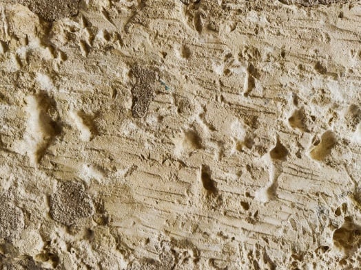 Mur en pierre avec trous