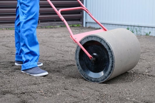Aplanissement de terrain avec un rouleau à gazon