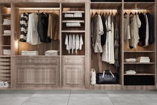 Dressing avec plusieurs penderies et étagères