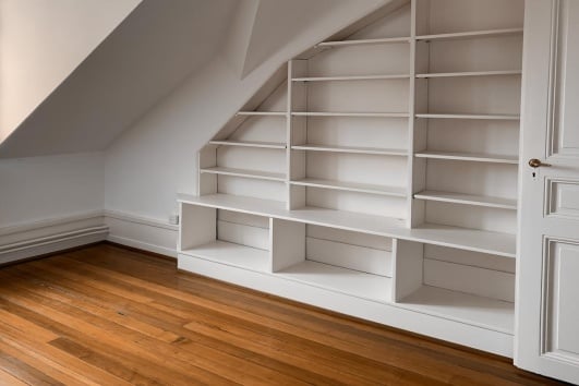 Etagères sur-mesure, adaptées à la pente du plafond
