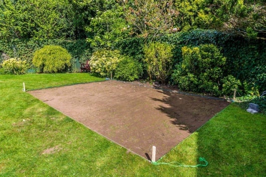 Emplacement délimité par des piquets pour un nivellement de terrain