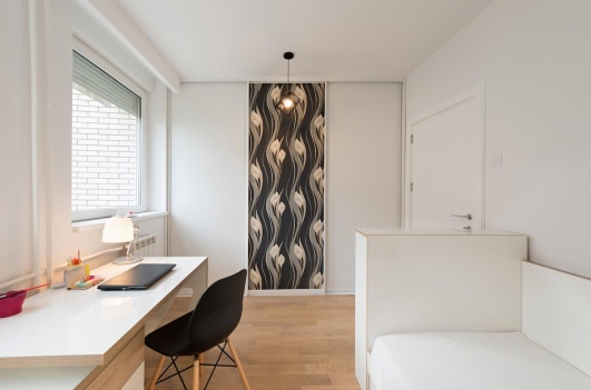 une bande papier peint pour habiller un mur