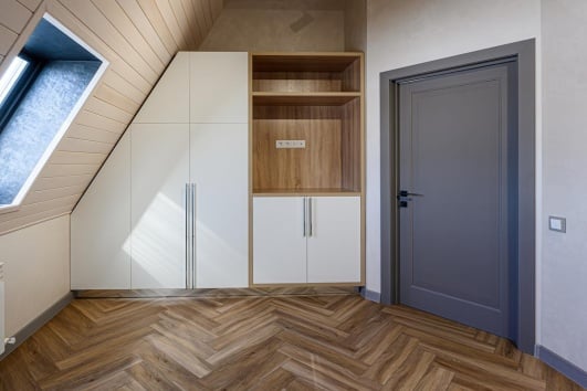Placards dans des combles, avec un côté adapté à la pente du plafond