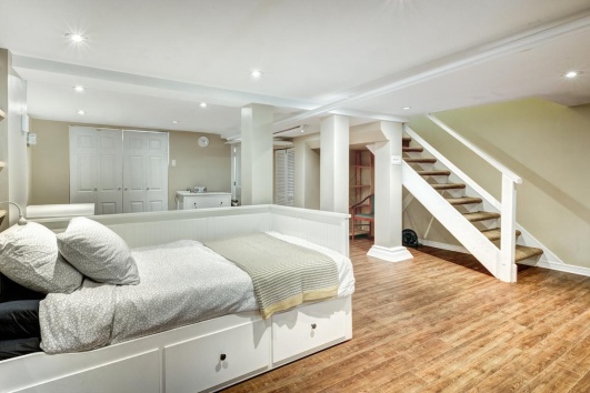 Sous-sol aménagé en chambre