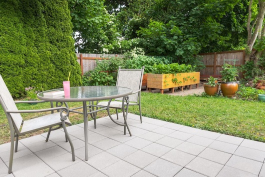Terrasse en dalles dans un jardin