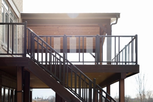 Terrasse suspendue avec escalier