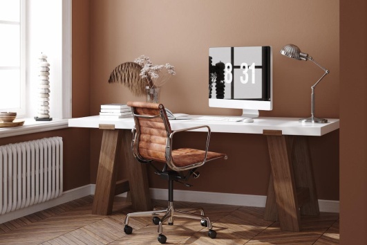 Bureau décoré dans des tons bruns, avec une chaise et des murs terracotta
