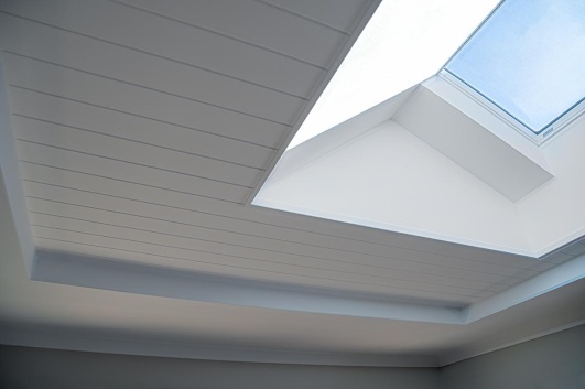 Puits de lumière sur un plafond