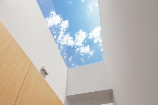 Grand puits de lumière rectangulaire sur un plafond
