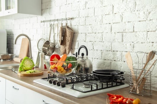Cuisine avec mur de briques peintes en blanc