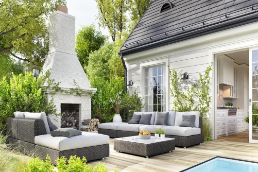 Terrasse au bord d'une piscine, avec deux canapés et une cheminée