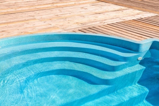 Escalier dans une piscine 