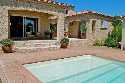 Grande terrasse avec une piscine