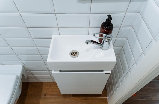 carrelage metro sur mur des toilettes