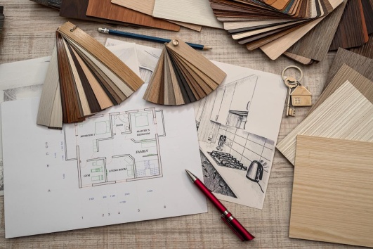 Bureau avec un plan de maison et des échantillons de matériaux