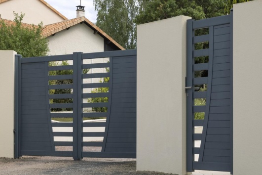 Portail en alu devant une maison