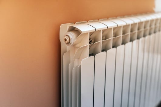 Un radiateur contre un mur