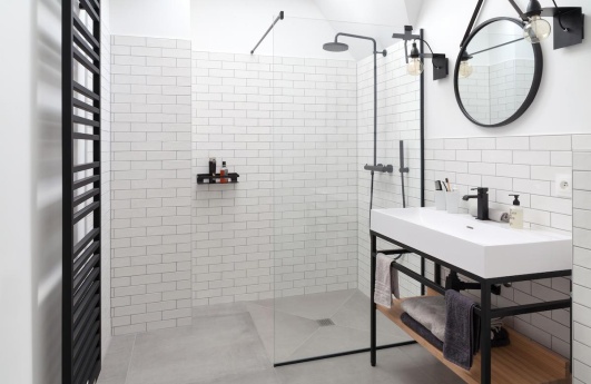 douche italienne à carrelage blanc