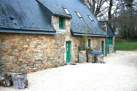 longère porte verte en pleine campagne