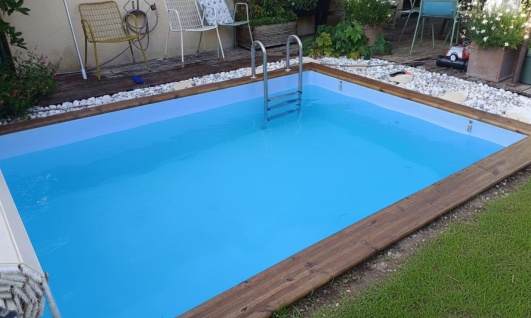 mini-piscine en bois avec un revêtement en pierre