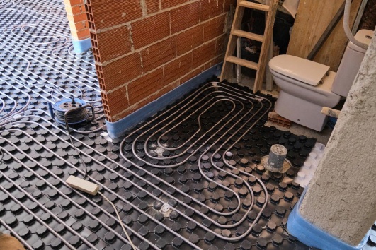 Travaux chauffage au sol salle de bain processus d'installation