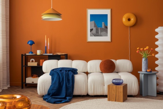 canapé-arrondi-mur-orange