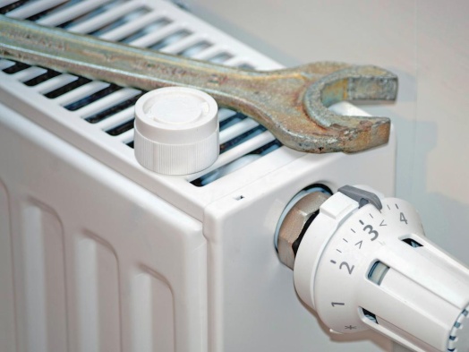 réparation d'un radiateur avec une clé sur le radiateur qui fait du bruit