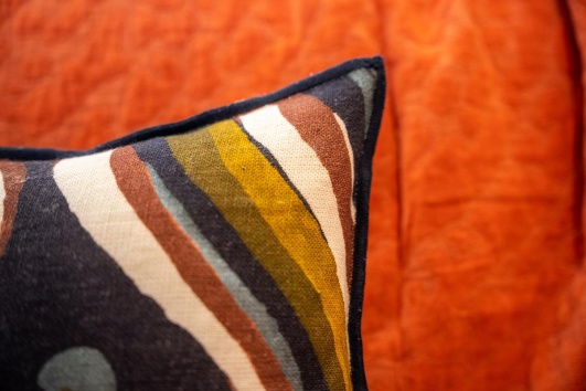 coussin-coloré-fond-rouille