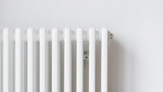 Radiateur blanc qui fait du bruit