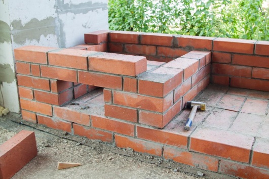 construction cuisine d'été avec du ciment et des briques