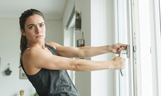 femme ouvrant une fenêtre