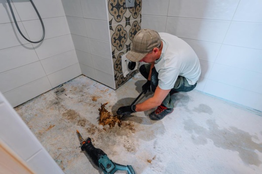 plombier répare fuite de douche 