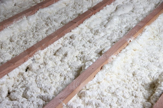mousse polyuréthane installée entre des lattes en bois