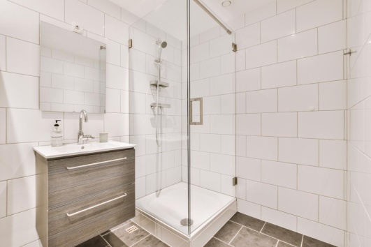 receveur de douche carré dans une petite salle de bain compacte
