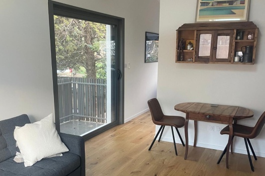 garage rénové par un artisan pour en faire une jolie pièce à vitre
