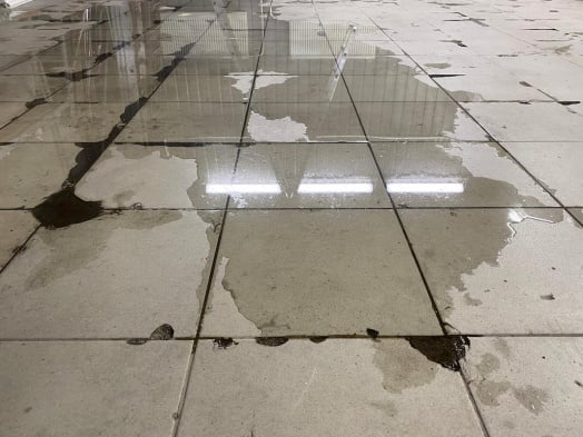 carrelage avec de l'eau qui déborde au travers