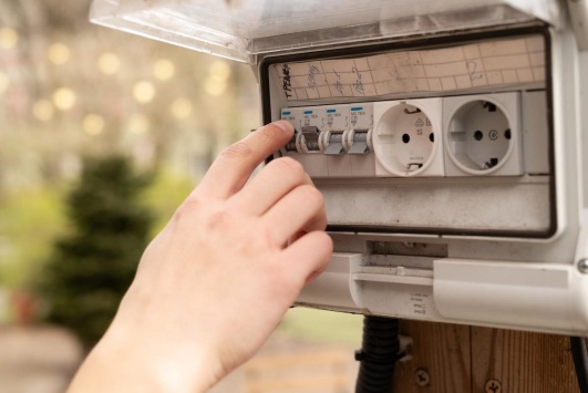 disjoncteur exterieur vérification par un artisan electricien professionnel