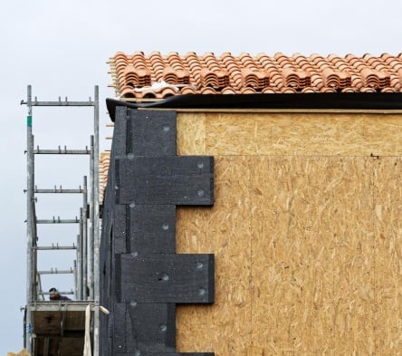 isolation exterieur d'un angle de maison en travaux